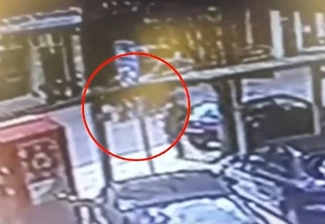 Βίντεο ντοκουμέντο! Η στιγμή που μηχανή παρασύρει πεζό σε δρόμο στην Κρήτη